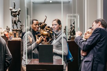 Besucher sind zusammen mit Skulpturen im Raum zu sehen