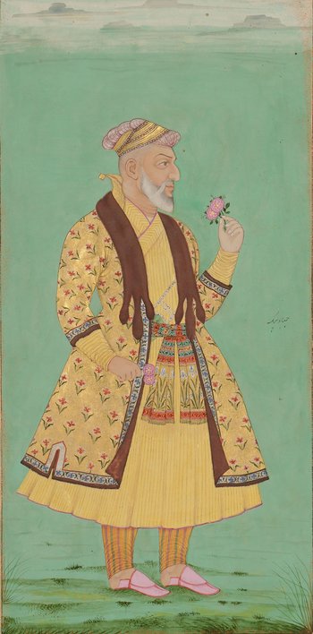 Bild eines Mannes in einem gelben Gewand, der vor einem hellgrünen Hintergrund steht und eine Blume in der Hand hält