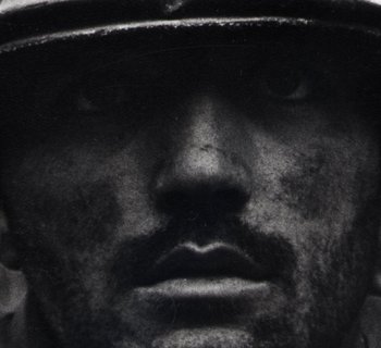 schwarz-weiß Fotografie eines Soldaten unter Granatenshock