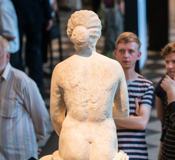 Besucher, die sich eine Skulptur anschauen