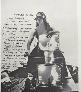 Teaserbild zur Veranstaltung Zwischen Jeanne d&#039;Arc und Oben Ohne: Charlotte Moormans Bedeutung für die Fluxus-Bewegung 