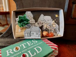 Teaserbild zur Veranstaltung Ferienprogramm: Art in a box – Das Wunder von Herrengrund entsteht als kleines Kunstwerk in einer Box neu.