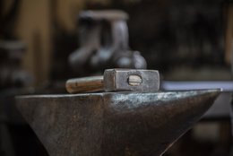 Teaserbild zur Veranstaltung „Wer will fleißige Handwerker*innen sehen?“ – Mitmachangebote rund um Papier, Metall, Holz und Textil in unserer Handwerkstatt sowie Spiele rund um Handwerke in der Sonderausstellung &quot;Mythos Handwerk&quot;