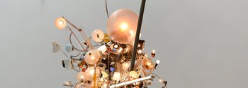 Installation aus verschiedenen Lampen und Lichtquellen in Form einer Figur