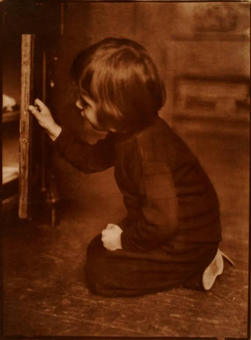 Kind kniet und öffnet Schranktür