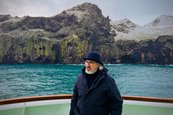 Porträt von Olafur Eliasson in Island, 2025 Mann mit Hut im Hintergrund Wasser und Berge
