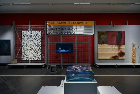Ausstellungsraum mit Gemälden an der Wand