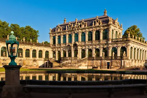 Mathematisch Physikalischer Salon von außen, davor ein Brunnen