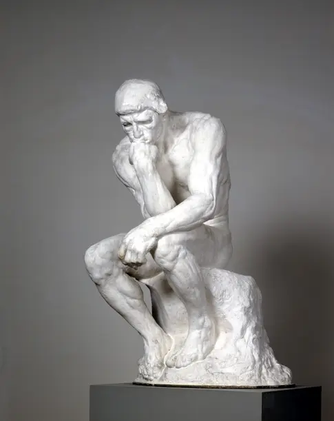 Skulptur eines sitzenden Mannes, Hand am Kinn