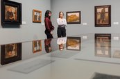 Ausstellungsansicht "Paula Modersohn-Becker und Edvard Munch. Die großen Fragen des Lebens" zwei Besucherinnen in einer Ausstellung