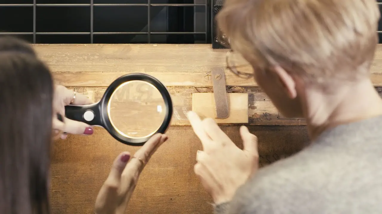 Kunst Licht – To Throw Light Upon Labour | Die Autopsie eines Bildes: Videoarbeit von Ingmar Stange