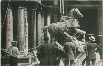 schwarz-weiß Fotografie der Demontage eines Broze-Pferdes auf dem Markusplatz