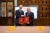 Unterzeichnung eines Kooperationsvertrages zwischen Bernd Ebert, Generaldirektor Staatliche Kunstsammlungen Dresden, und Wang Xudong, Direktor Palace Museum, Beijing