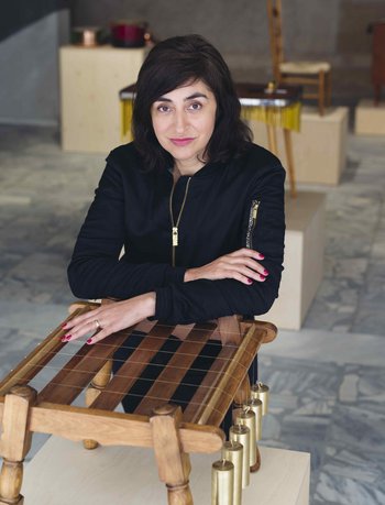 Abbildung der Künstlerin Nevin Aladağ mit einem ihrer Musikinstrumente