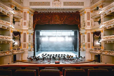 Zuschauerraum und Bühne der Semperoper Dresden