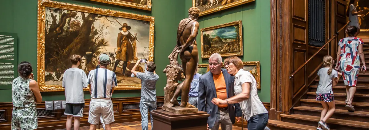 Besucher betrachten die Ausstellung