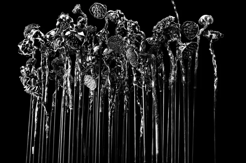 Skulptur mit verdorrten Sonnenblumen