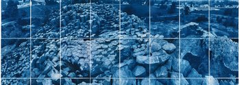 Die blau gefärbte Fotografie einer Felsformation.