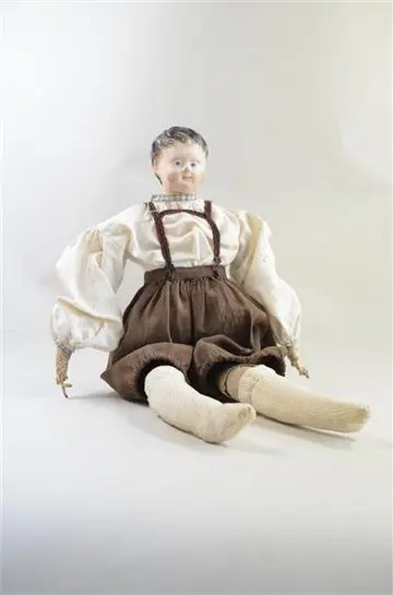 Puppe in Altenburger Tracht Junge in übergroßer Latzhose, Hemd und Strümpfen