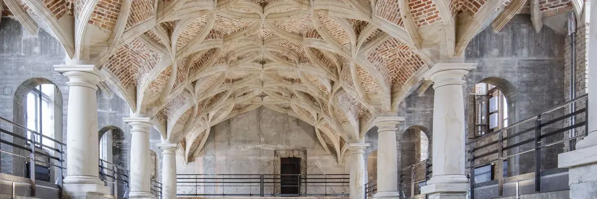 Schlosskapelle von innen, die Decke besteht aus vielen Gewölberippen
