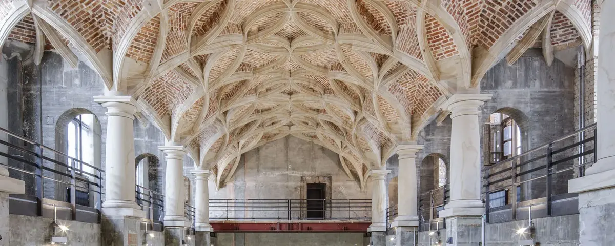 Schlosskapelle von innen, die Decke besteht aus vielen Gewölberippen