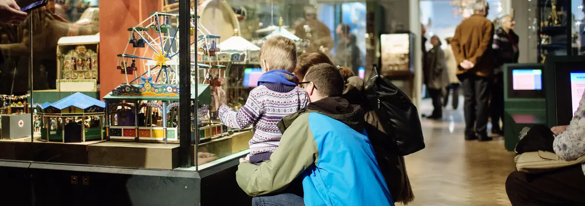 Vater und Sohn betrachten Trachten