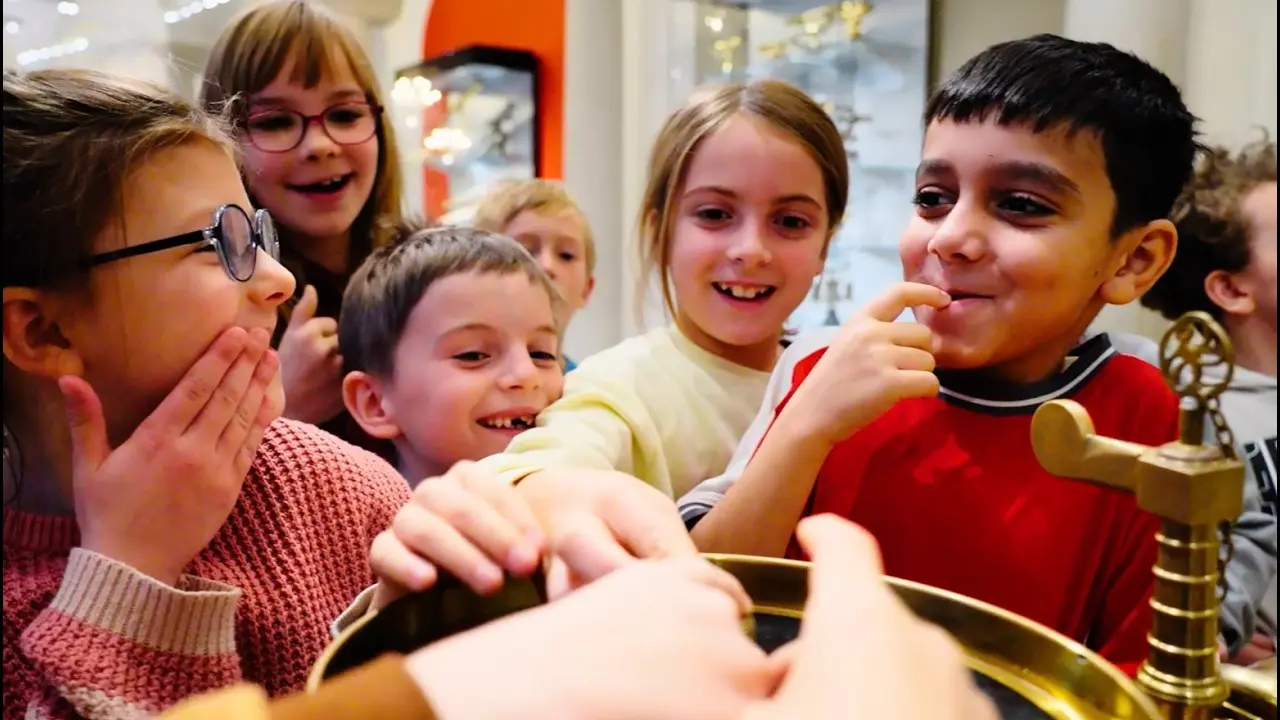 Das Staunen entdecken mit den Lernangeboten im Mathematisch-Physikalischen Salon im Dresdner Zwinger