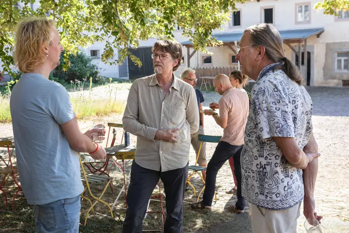 Drei Männer im Gespräch