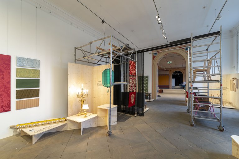 Ausstellungsraum mit Objekten