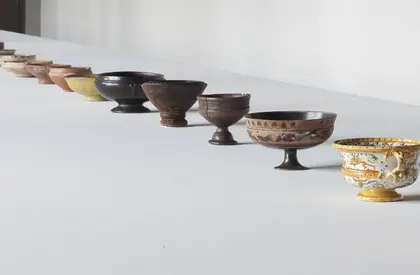 Ausstellungsansicht „Die Dinge des Lebens / Das Leben der Ding" mit aufgereihten Tongefäßen