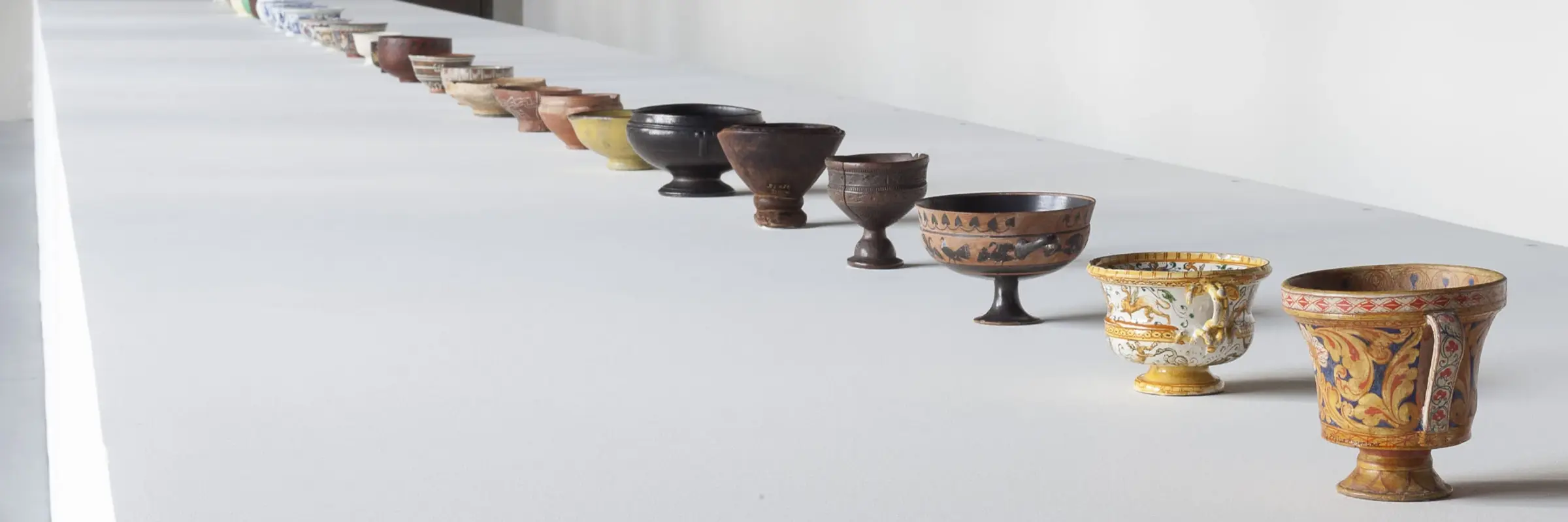 Ausstellungsansicht „Die Dinge des Lebens / Das Leben der Ding" mit aufgereihten Tongefäßen