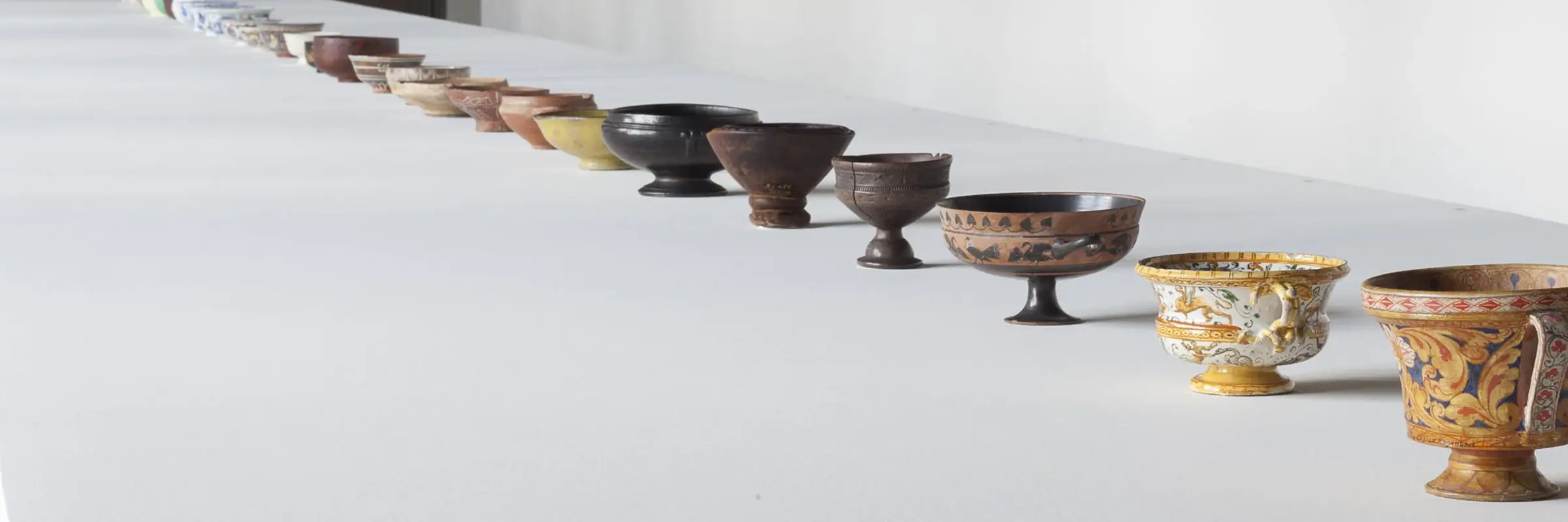 Ausstellungsansicht „Die Dinge des Lebens / Das Leben der Ding" mit aufgereihten Tongefäßen
