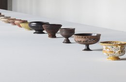 Ausstellungsansicht „Die Dinge des Lebens / Das Leben der Ding" Ausstellungsansicht „Die Dinge des Lebens / Das Leben der Ding" mit aufgereihten Tongefäßen