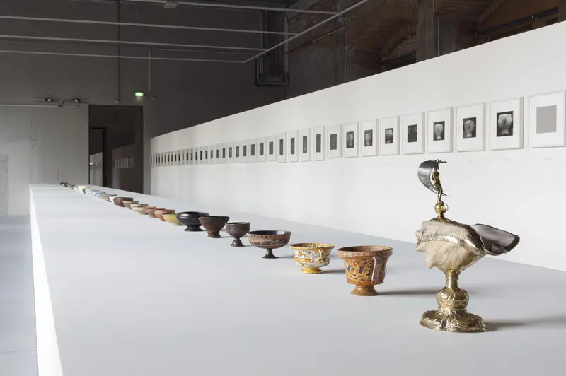 Ausstellungsansicht „Die Dinge des Lebens / Das Leben der Ding" mit aufgereihten Tongefäßen