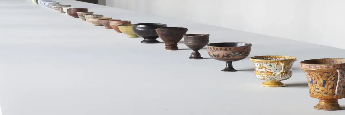 Ausstellungsansicht „Die Dinge des Lebens / Das Leben der Ding" mit aufgereihten Tongefäßen