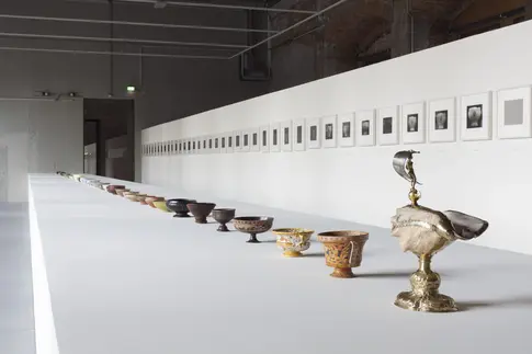 Ausstellungsansicht „Die Dinge des Lebens / Das Leben der Ding" mit aufgereihten Tongefäßen