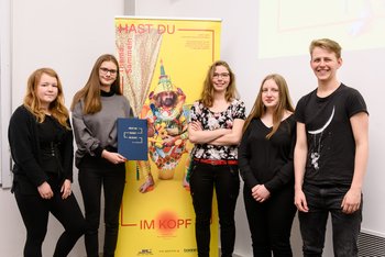 Ein Gruppenfoto von Jugendlichen am Museumseingang