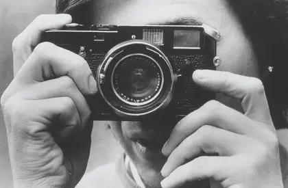 Timm Rautert, Selbst mit Kamera gedreht (um 0° 180°), 1972 vier schwarz-weiß-Fotografien, zwei Selbstporträts mit Kamera, zwei Bilder von Bäumen
