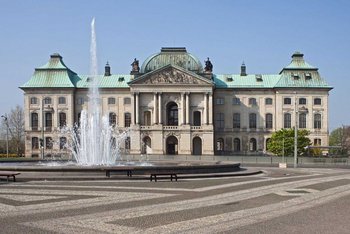 Japanisches Palais von außen, davor ein Brunnen mit Wasserfontäne