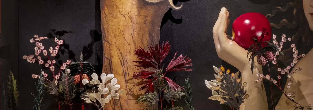Eine Ausstellungsmoquette mit Eva und der Schlange 