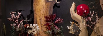 Eine Ausstellungsmoquette mit Eva und der Schlange 