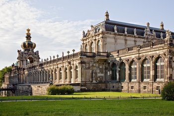 Zwinger von außen, davor eine Rasenfläche