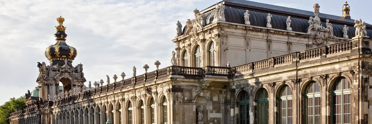Zwinger von außen, davor eine Rasenfläche