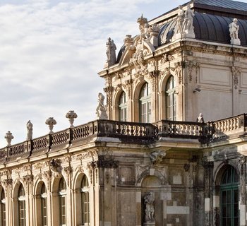 Zwinger von außen, davor eine Rasenfläche