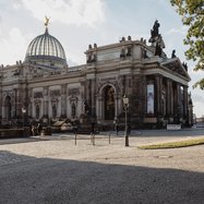 Lipsiusbau von außen, im Hintergrund die Frauenkirche