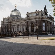 Lipsiusbau von außen, im Hintergrund die Frauenkirche