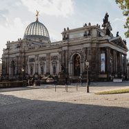 Lipsiusbau von außen, im Hintergrund die Frauenkirche