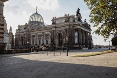 Lipsiusbau von außen, im Hintergrund die Frauenkirche