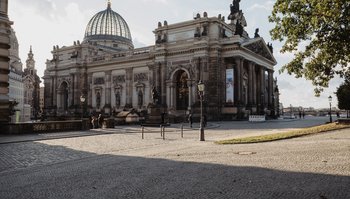 Lipsiusbau von außen, im Hintergrund die Frauenkirche