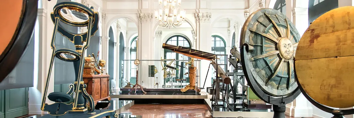 Raum unter anderem mit Teleskopen und Scheiben, die Licht bündeln